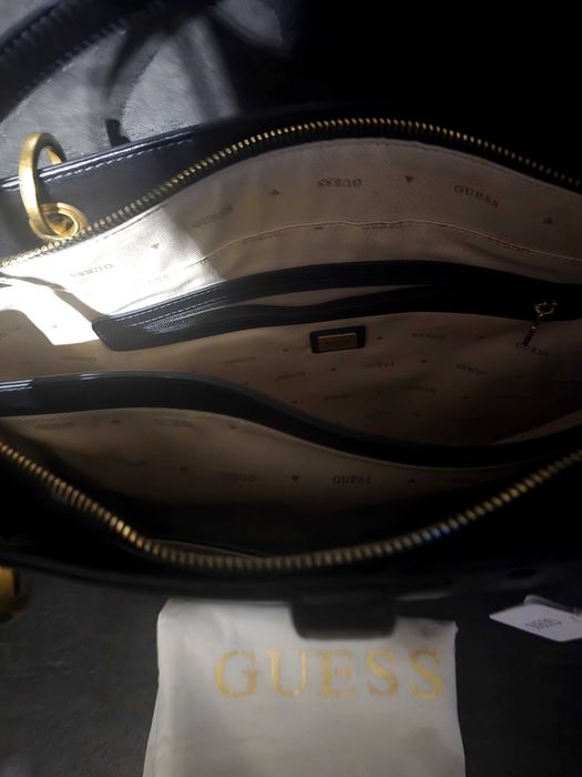 Продавам чанта нова черна  GUESS
