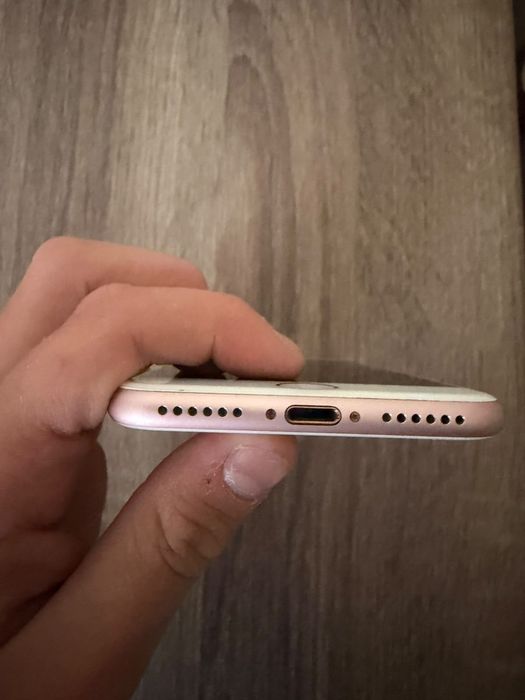 iPhone (Apple) 7
