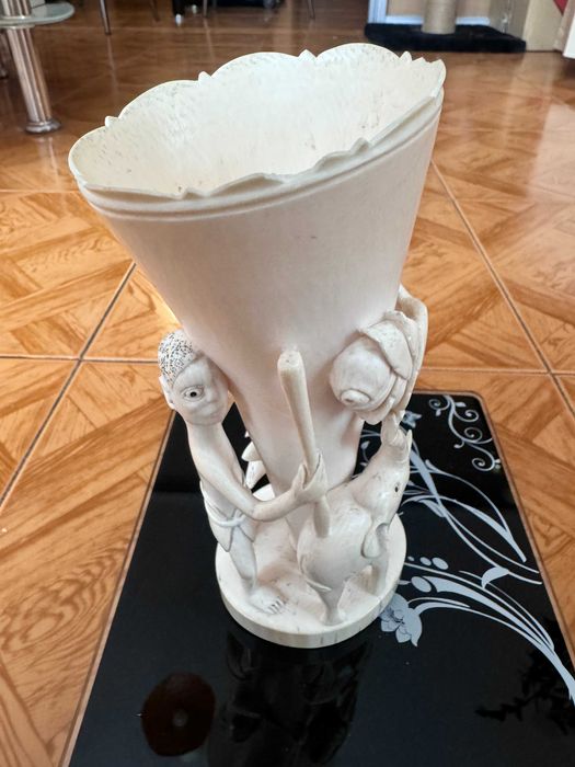 Красива старинна ваза от кост с ръчно гравирани мотиви