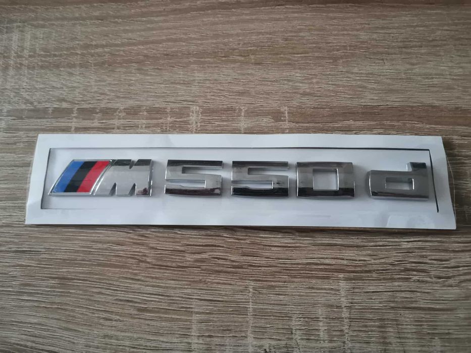 BMW М550d сребриста емблема