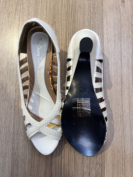 Черни и бели сандали