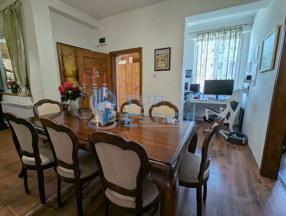 Масивна триетажна къща със сауна и басейн в близост до центъра на гра