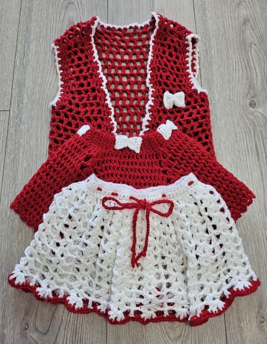 Costum croșetat pentru fetițe