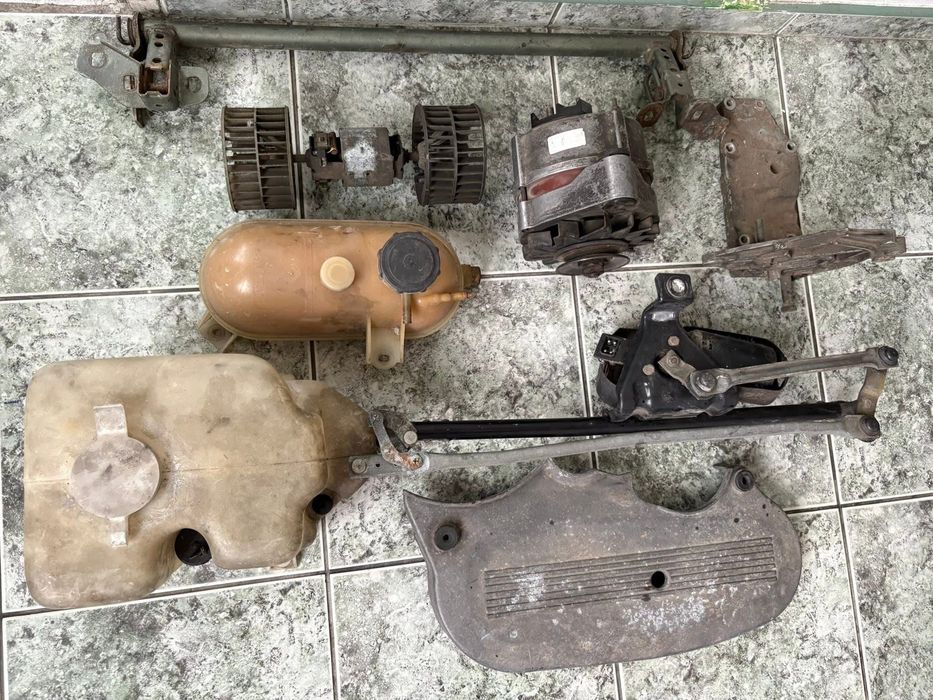 Части БМВ Е30 BMW E30  Кори Халогени Пружини Лайстни ГНП Барче Колонки