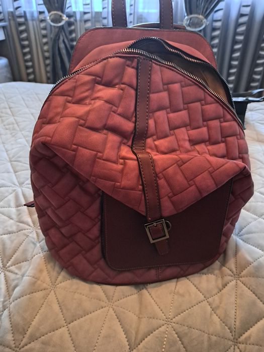 Дамска раница в цвят бордо