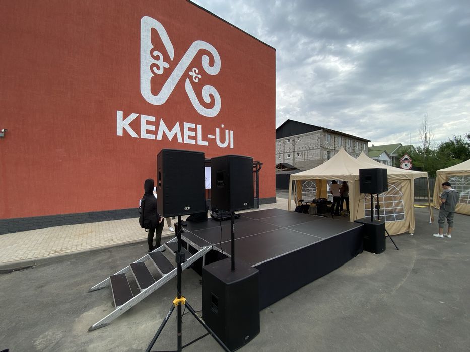 Сцена для музыкантов, подиум