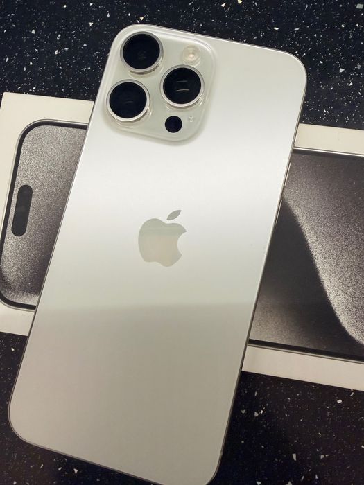 Продавам iPhone 15 pro max отлично състояние !