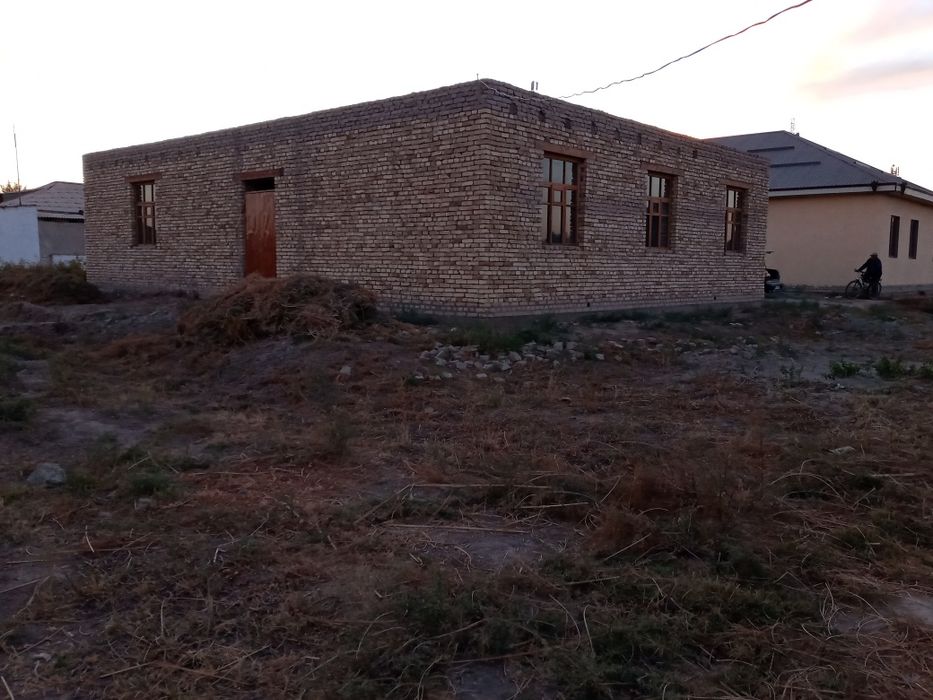 Курилиши тугаланмаган уй