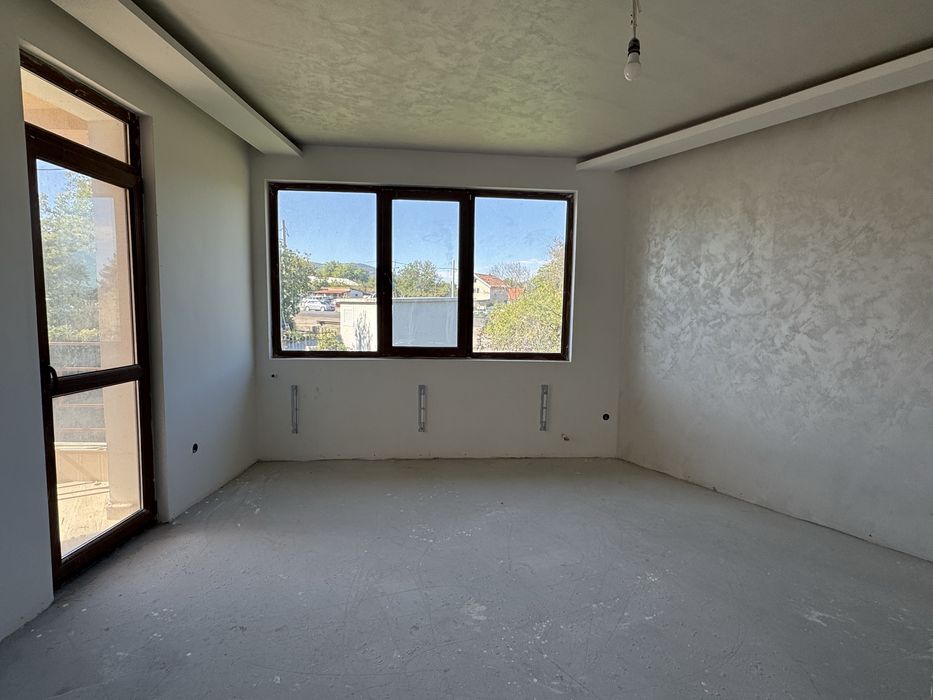 Нова Двуетажна Къща в Затворен комплекс с 300кв. двор в Гр. Търговище