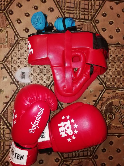 Перчатки, шлем, бинты, капа для бокса