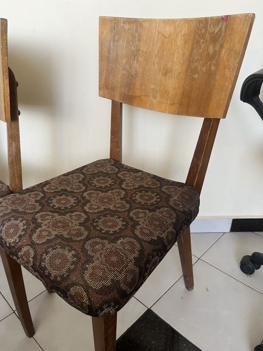 Два стари трапезни стола