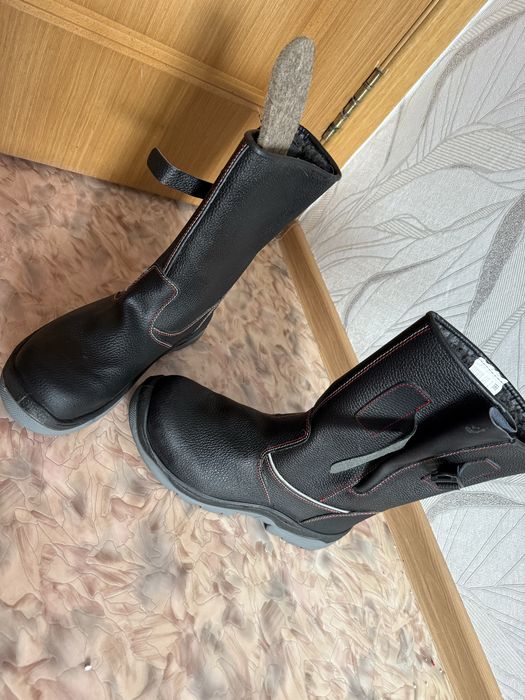 Продам спец обувь зимние 43 размер