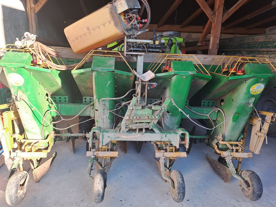 Vand masina de plantat cartofii