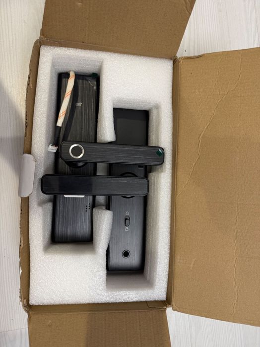 Yala inteligenta cu amprenta, cod acces, tag si chei