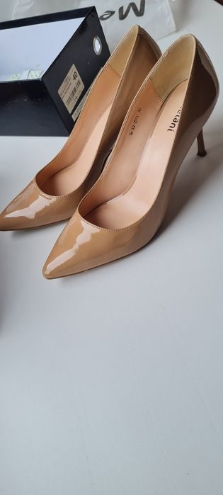 Туфли лаковые, бежевые. Melani