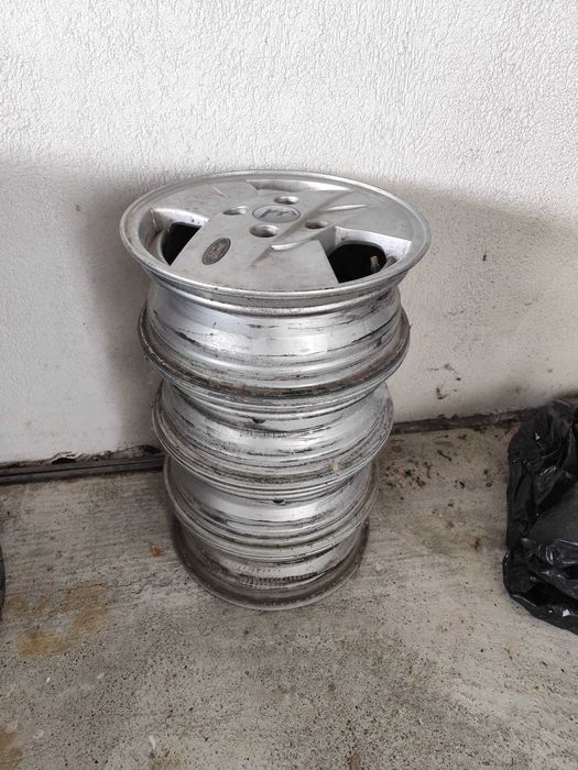 Vând 8 jante din aluminiu R14 si 8 cauciucuri, 4 Continental de vară și 4 Dunlop de iarna