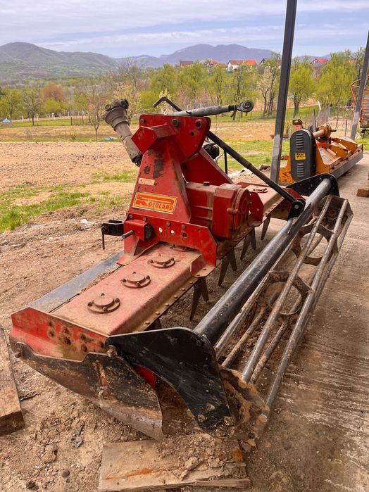 Vand tractor, semanatoare, plug, tocatoare si grapa rotativa