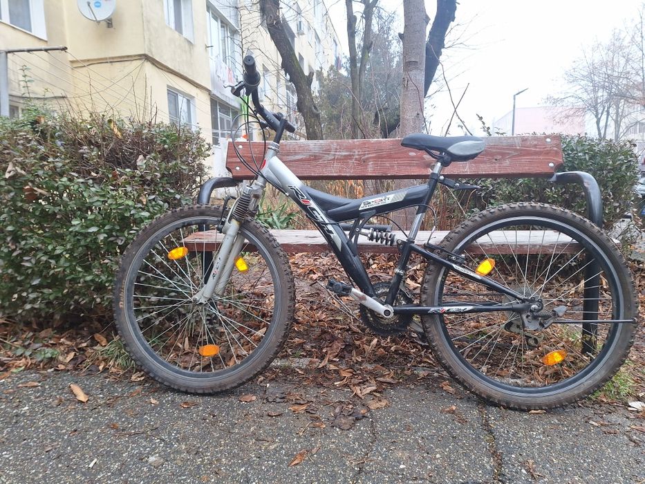 Vand bicicleta cu roti pe 26