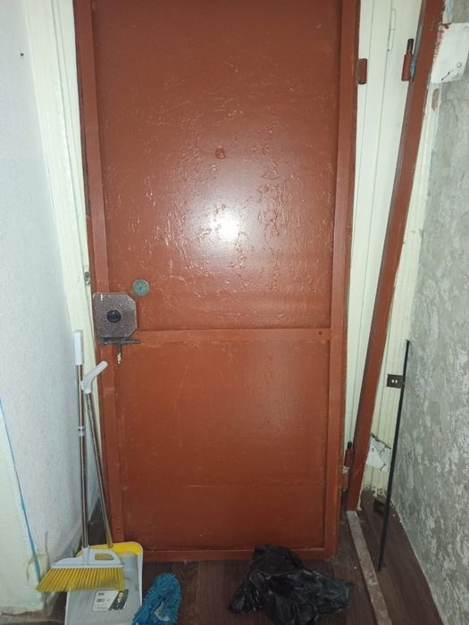 Продам металлическую входную дверь с замком – надёжная и прочная