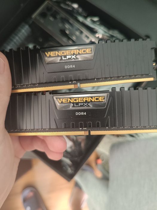 Продаю ОЗУ ddr4, ddr5. Рабочие и одна сломанная.