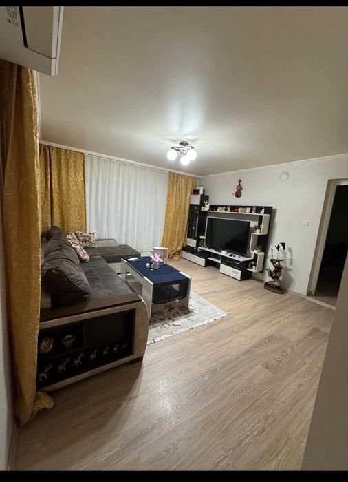 Собственик Продава Къща с 290кв.м.ЗП -9 стаи,двор 1040кв.м- с.Чернолик