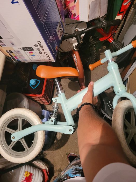 Bicicleta de echilibru cu suspensie