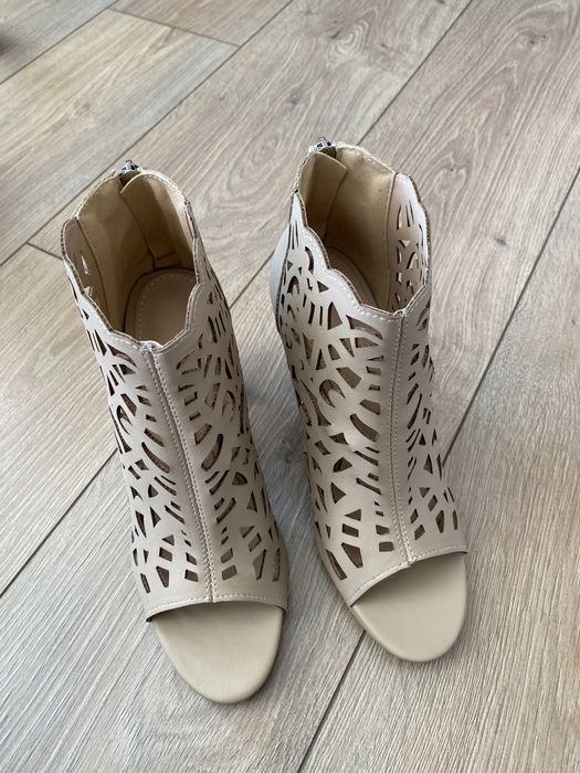 Дамски обувки на ток/боти в бежов цвят