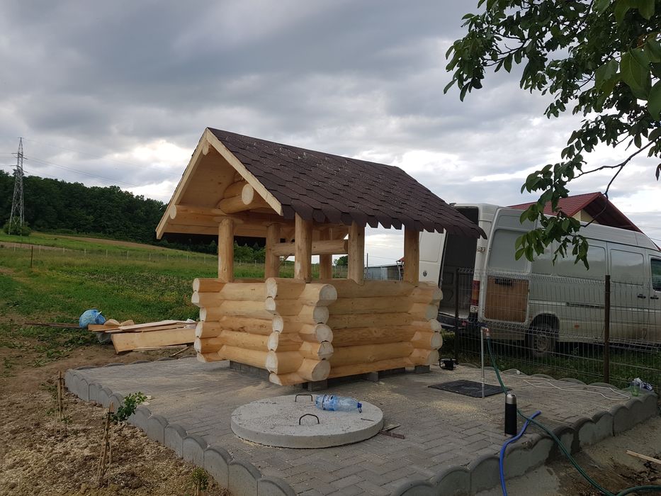 Fântâna din lemn rotund