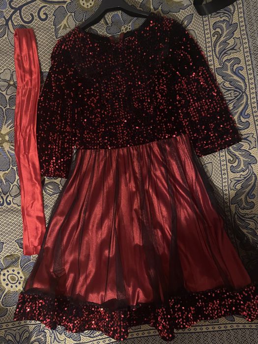 Продам платье с пайетками