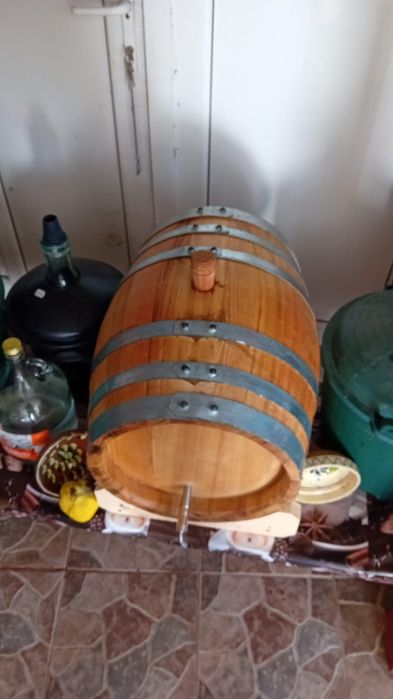 Butoi 50l salcâm tuica ,vin alb