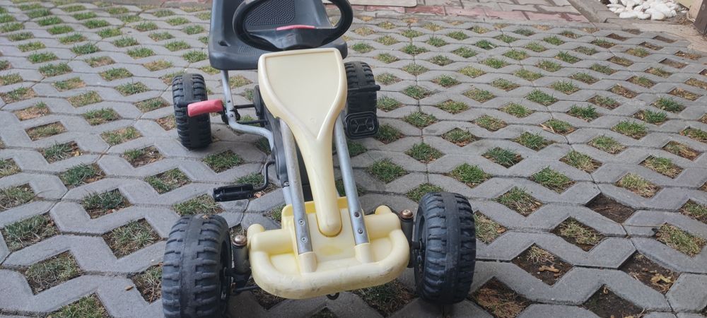 Кола с педали за малки деца