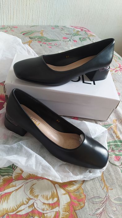 Продаются женские туфельки.