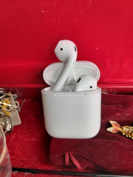 Apple слушалки различни