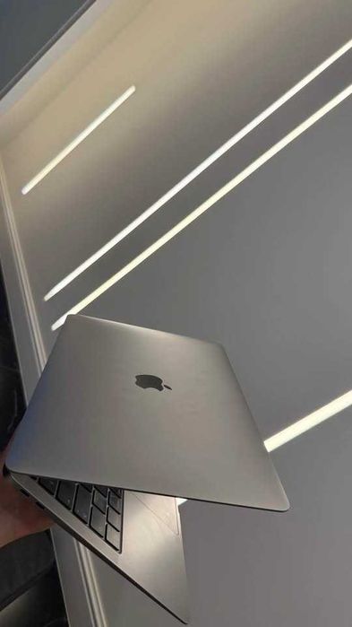 MacBook Air M1 2020 13” | 8GB RAM | Retina Baterie 91% | Stare excelentă + Husa cadou