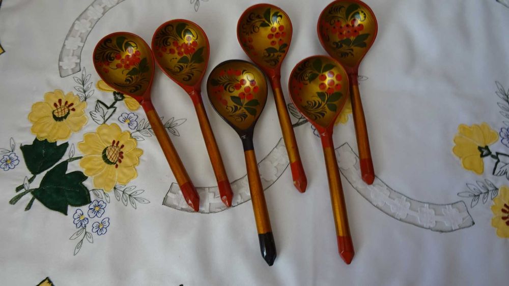 Руски дървени чаши и лъжици  изрисувани в стил Хохлома