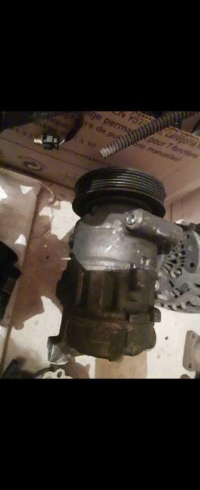 Всмукателен колектор ,горивна помпа,компр. за климатикAudi A5  3.2 FSI