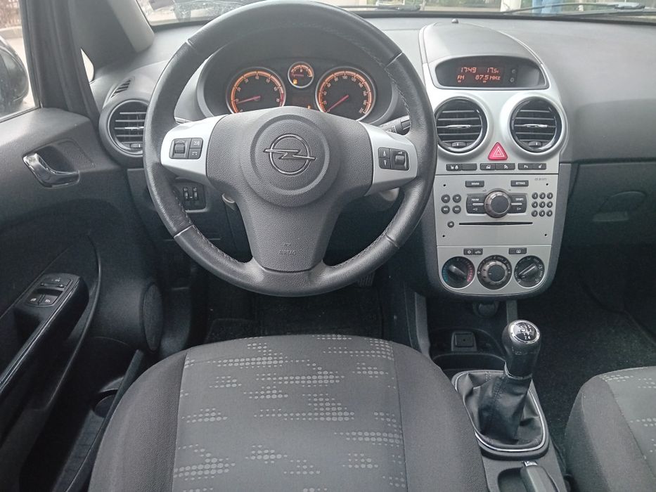 Opel corsa 1.4 benzină,2012 euro 5, scaune încălzite , volan încălzit!