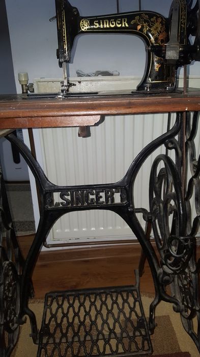 Mașina de cusut Singer Adria