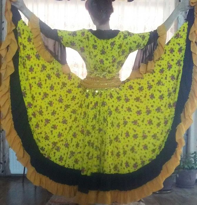 Costum de dama țigănesc,  pentru scenă și spectacole.