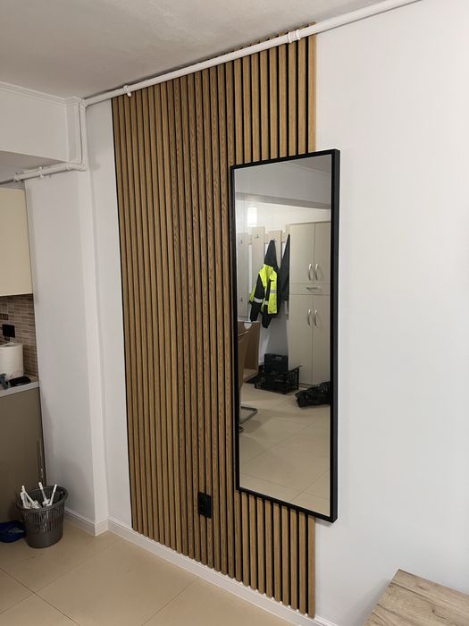 Montaj panou riflaj acustic si plinta polimer dur/lemn