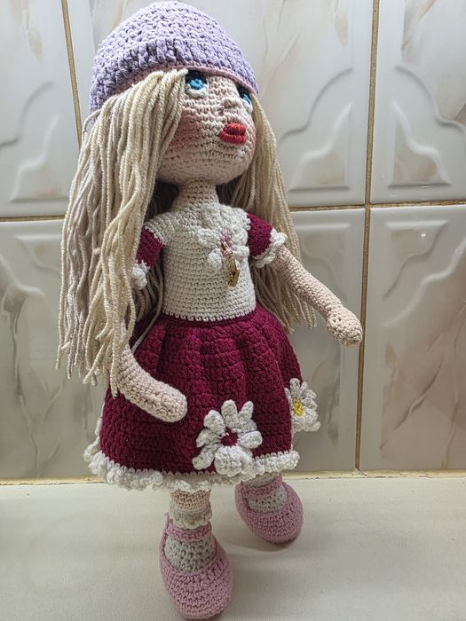 Papusa crosetata 35 cm cu rochita rosie