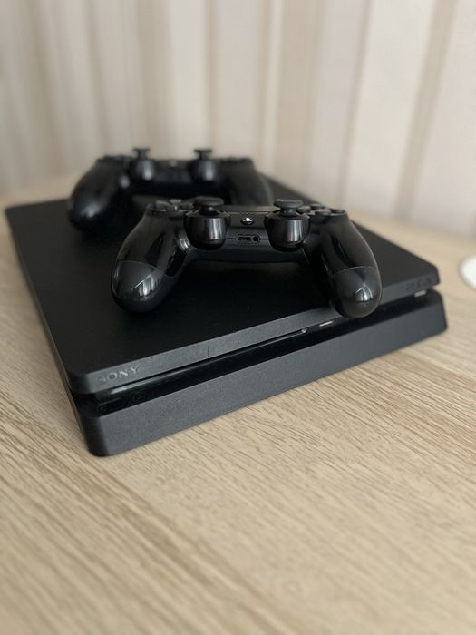 Playstation 4 Slim 1  Tb ,2 джойстика