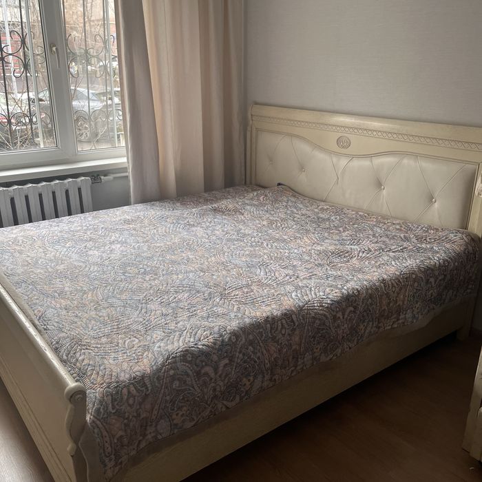 Спальный гарнитур из массива дерева