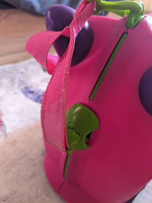 Детски куфар с колелца Тринки