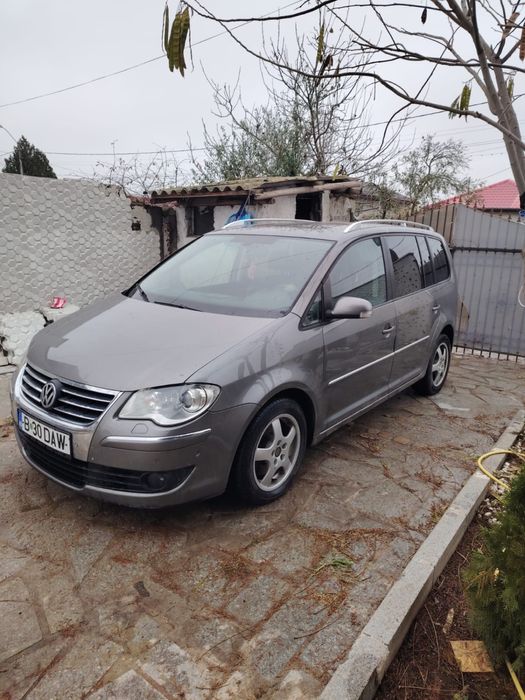 Vând Volkswagen Touran 2008 – 2.0 TDI, motorină