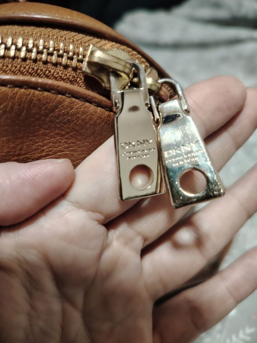 Vând geantă DKNY,foarte puțin purtata