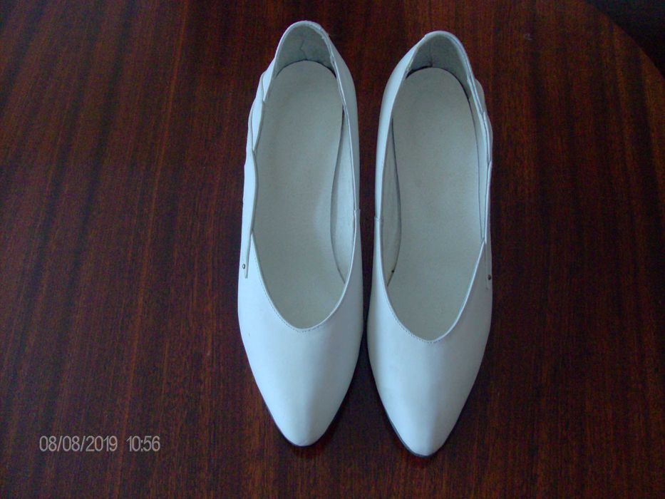 Дамски бели обувки, подходящи за сватбени тържества