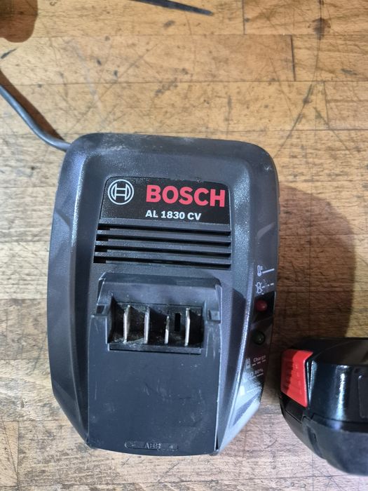 Acumulator Baterie BOSCH 18 V si 2,5 AH incarcator AL 1830CV