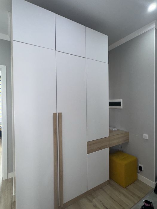 Шкаф с зеркалом в прихожую