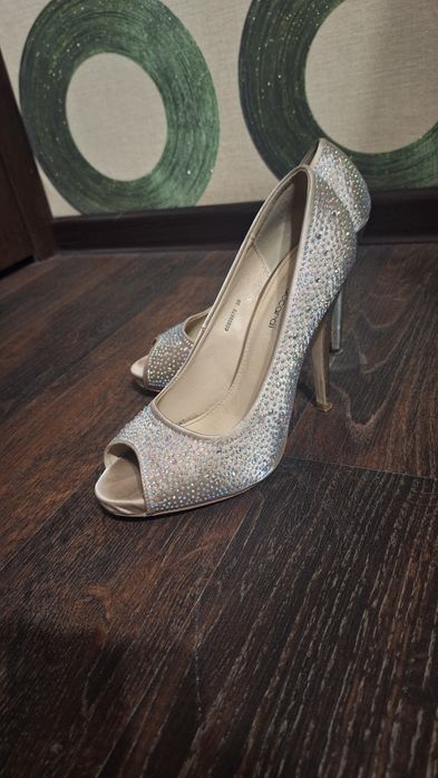 Продам туфли со стразами